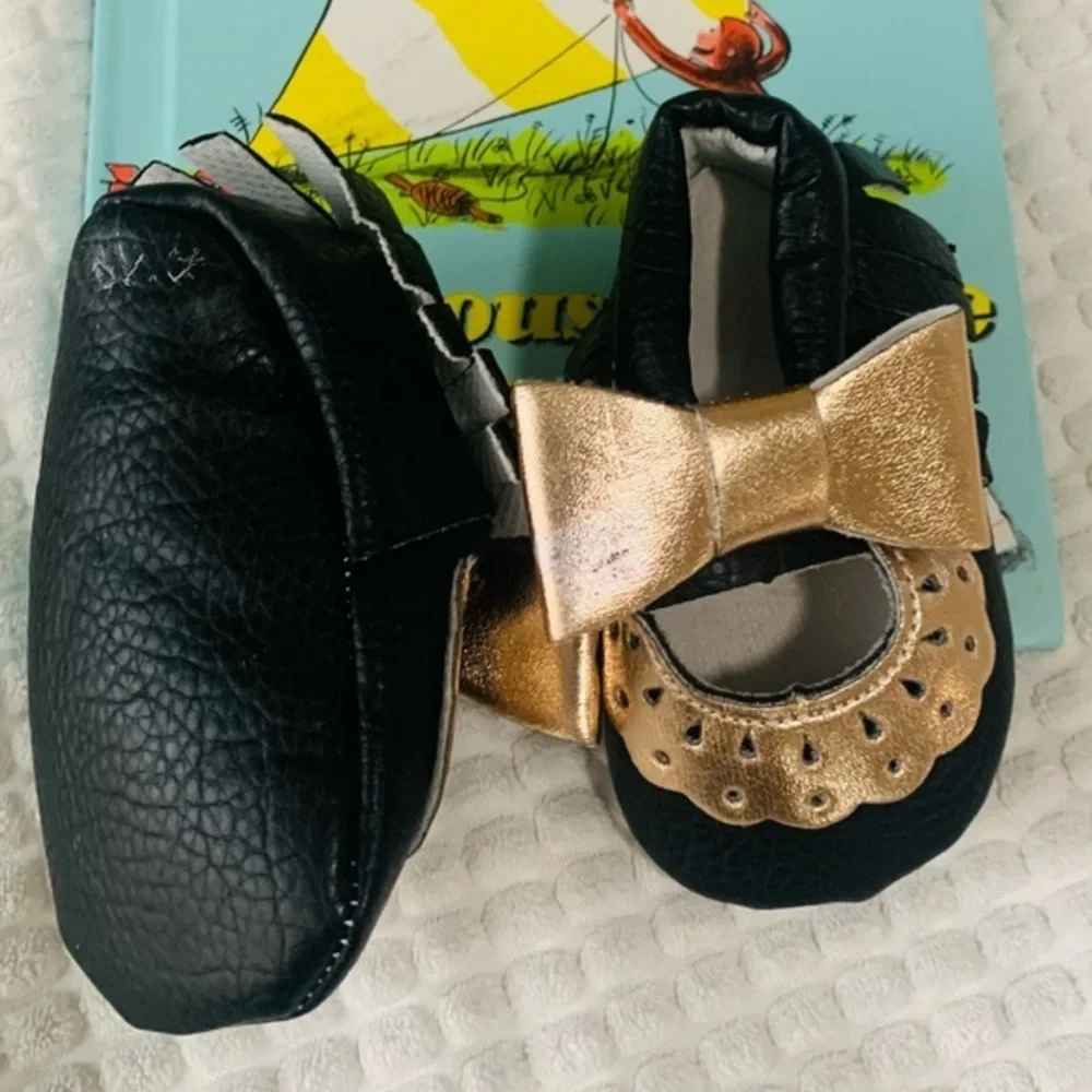 2 pairs Baby girl shoes.  Size 7‎ and newborn size